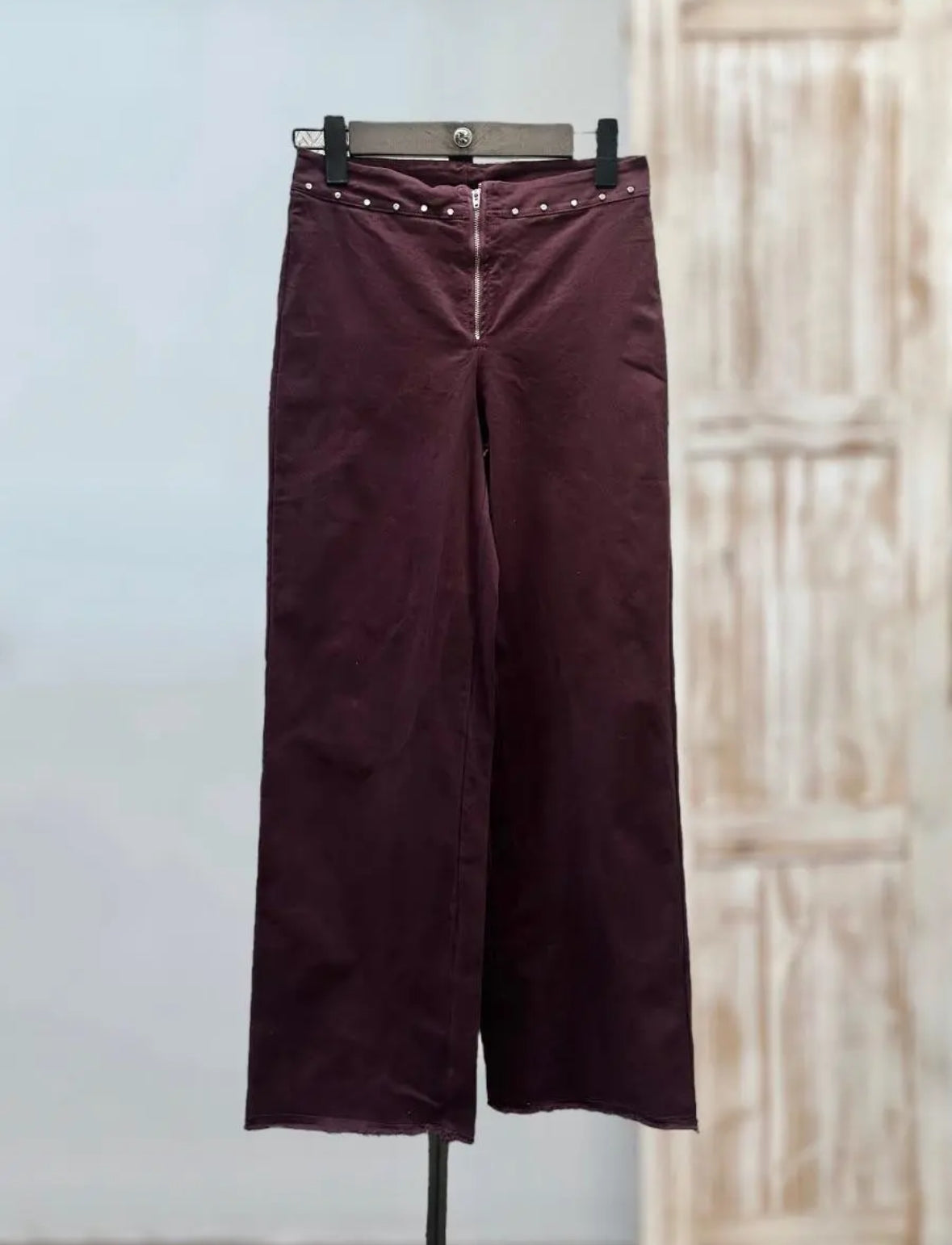 Pantalón tachuelas
