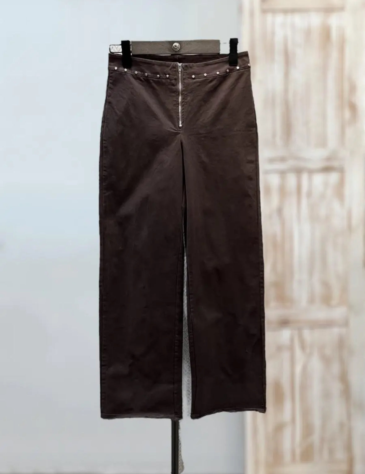 Pantalón tachuelas