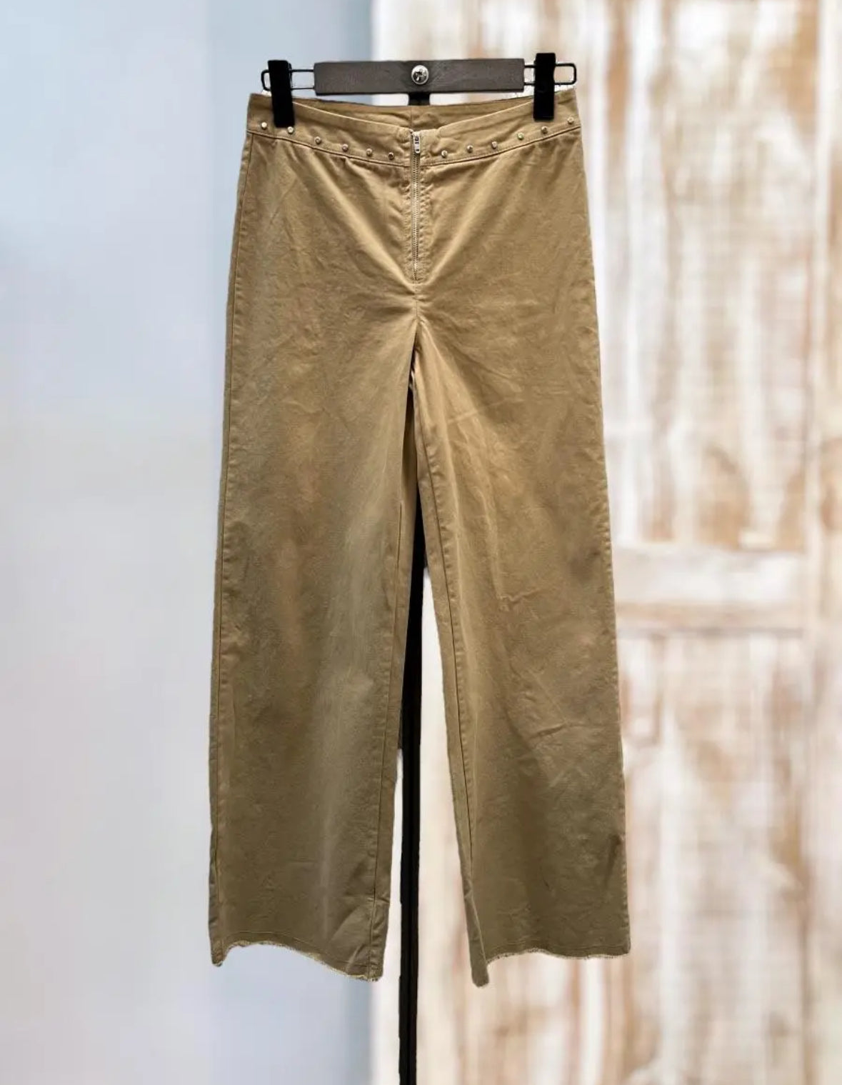 Pantalón tachuelas