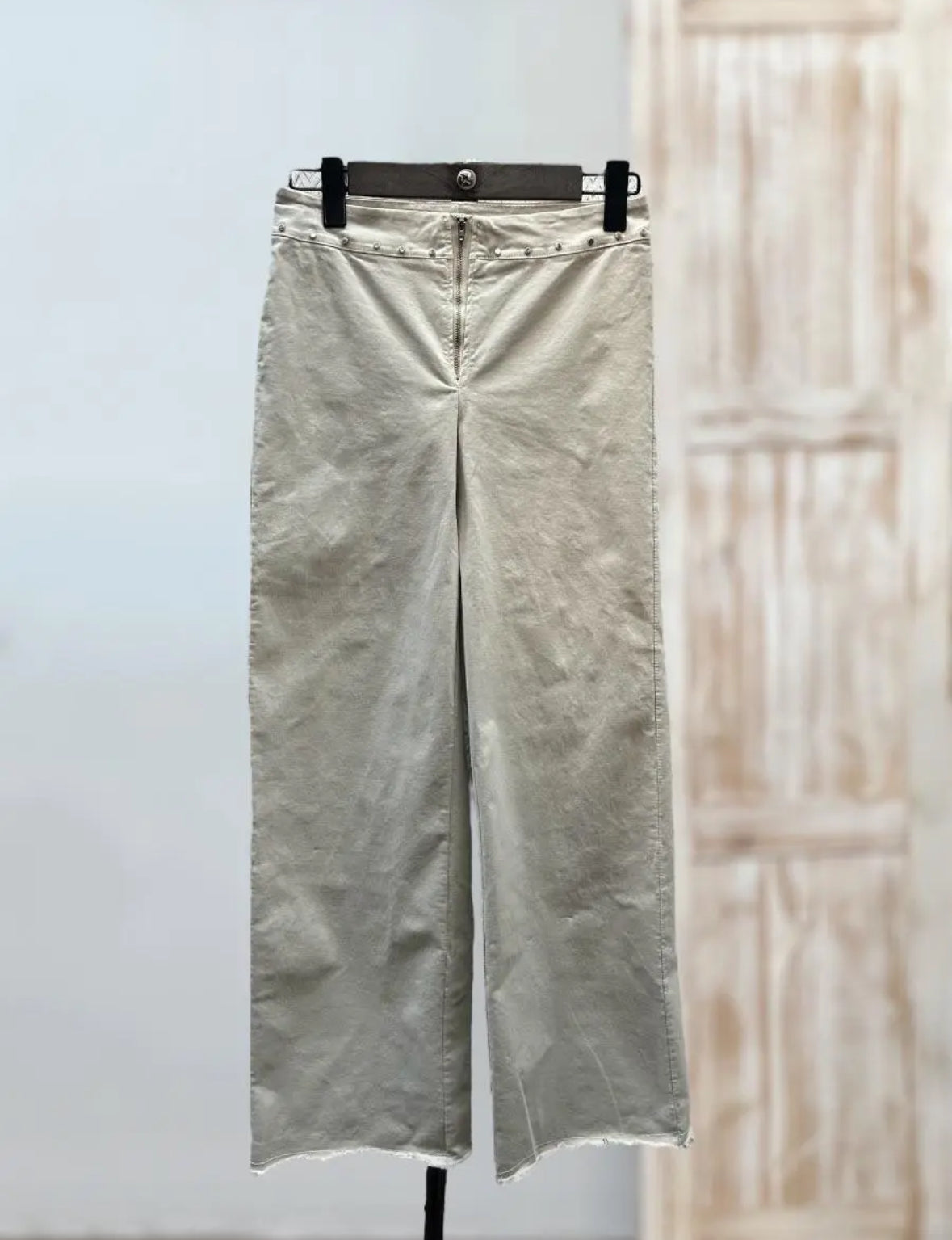 Pantalón tachuelas