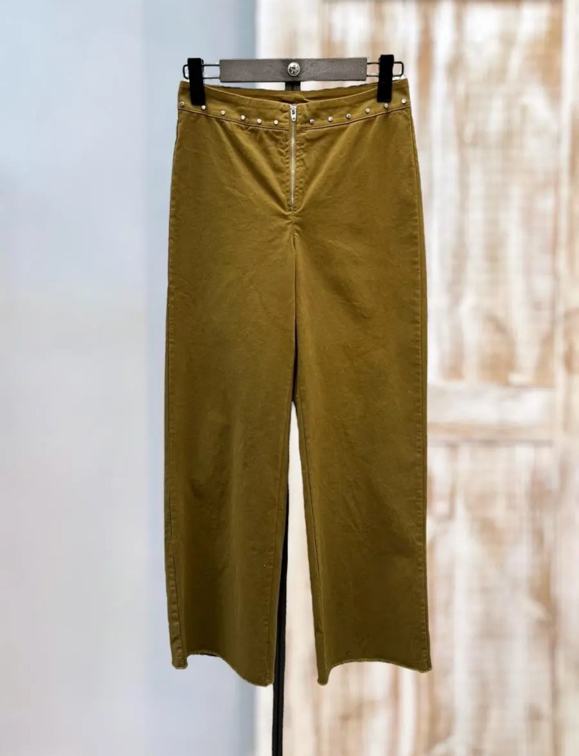 Pantalón tachuelas